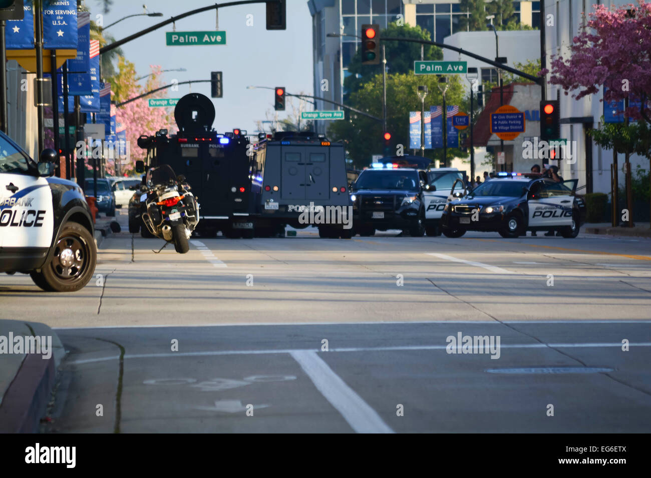 Burbank, Kalifornien, USA. 17. Februar 2015. Polizei in Konfrontation mit verbarrikadierten Verdächtigen. Ein Täter, der sich in ein gestohlenes Auto verbarrikadiert. Er war endlich aus dem Auto und mit einem nicht tödlichen Schuss getroffen, und dann in Gewahrsam genommen. Stockfoto