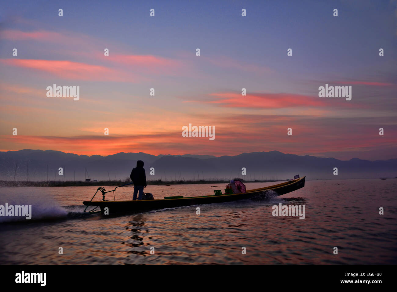 Reisende auf dem Inle-See Stockfoto