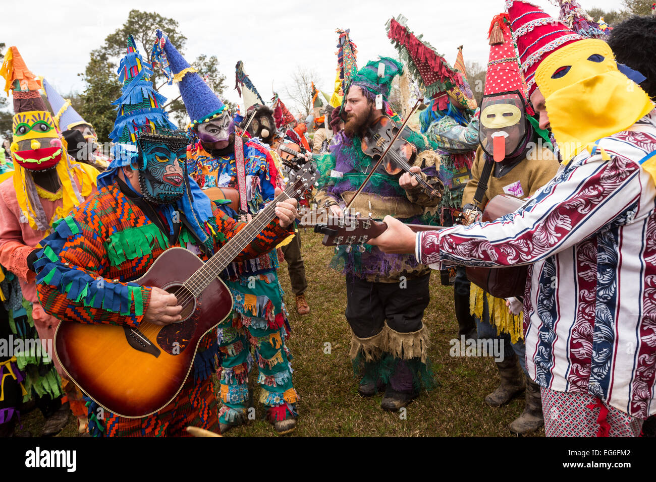 Kostümierte Musiker spielen während den Faquetigue Courir de Karneval Chicken Run auf Fat Dienstag, 17. Februar 2015 in Eunice, Louisiana. Der traditionelle Cajun Karneval beinhaltet kostümierte Jecken, die im Wettbewerb um ein live Huhn zu fangen, da sie von Haus zu Haus in der gesamten ländlichen Gemeinschaft bewegen. Stockfoto