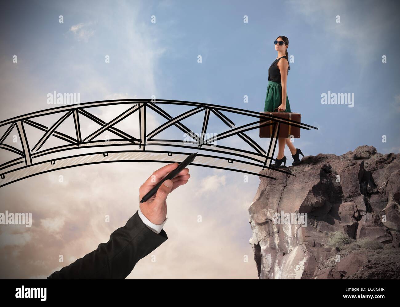 Frau überquert eine Brücke Stockfoto