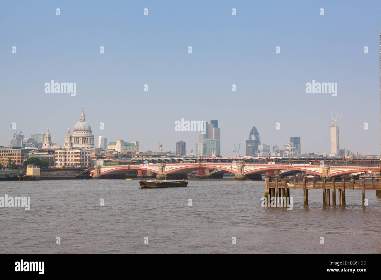 Blick auf die City of London von der South Bank Stockfoto