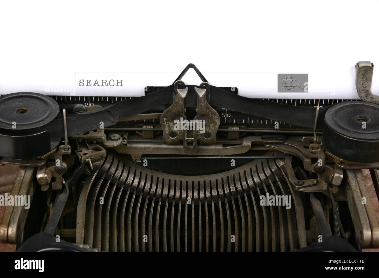 Eine altmodische Schreibmaschine mit einem Suchfeld. Nahaufnahme der Antike Maschinen Band und Wagen mit einer modernen Technologie anbraten Stockfoto