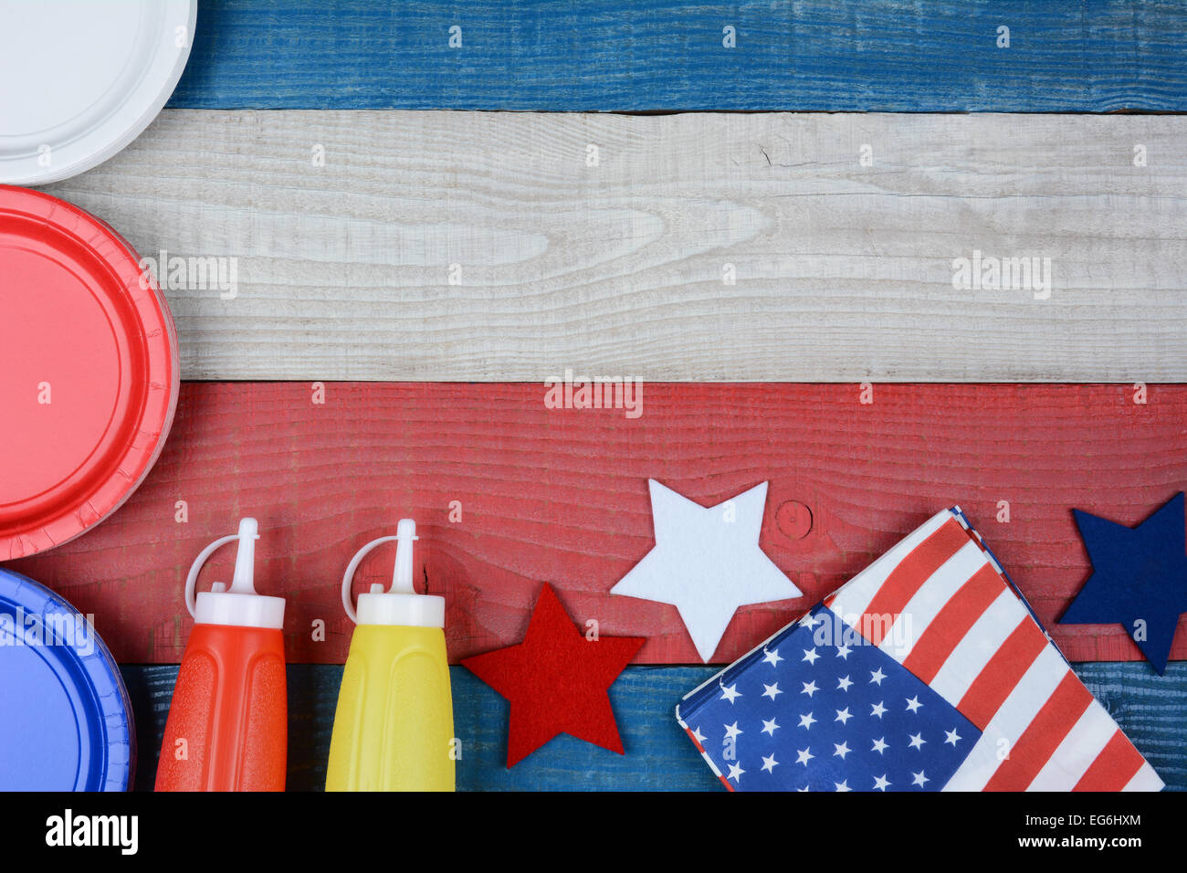 Hohen Winkel Schuss von einem patriotischen roten, weißen und blauen Picknick-Tisch. Querformat mit Textfreiraum. Perfekt für amerikanischen Feiertag Stockfoto