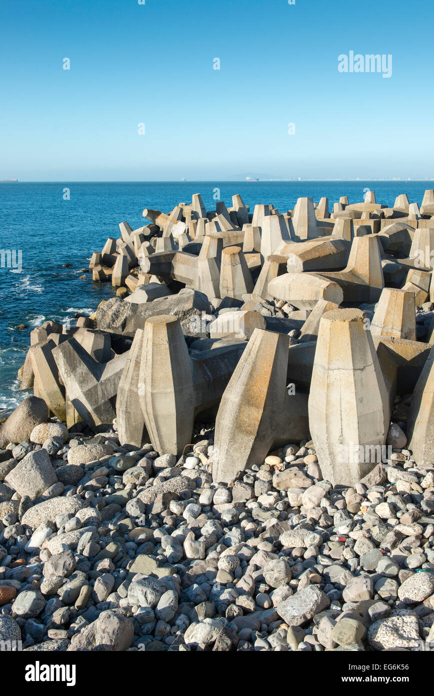 Verteidigung Betonblöcke an einem Pier, Cape Town, Südafrika Stockfoto