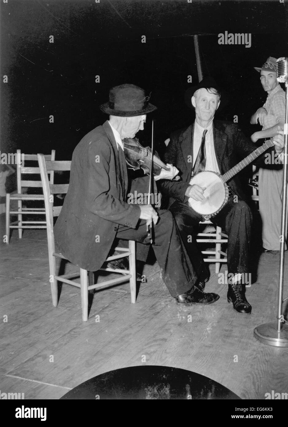 R.j. Boyd, Geige und Millard Garrett, Banjo von Sandy Marsh, N.C., beim Mountain Music Festival, Asheville, North Carolina, ca. späten 1930er Jahren Anfang der 1940er Jahre Stockfoto