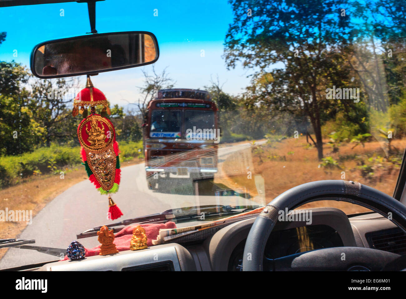 Indischen Bus nähert sich eine indische Auto. Stockfoto