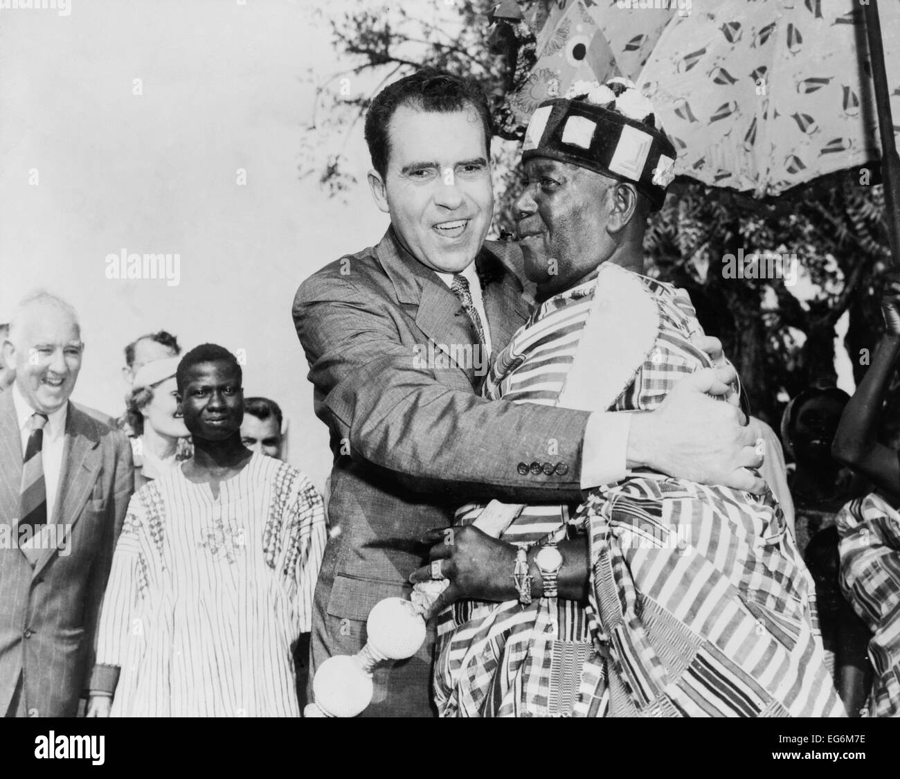 Vizepräsident Nixon umfasst Chief Osae Dyan II., Oberhaupt des Stammes Osu Alata, auf dem Campus der Universität von Accra. Nixon war Stockfoto