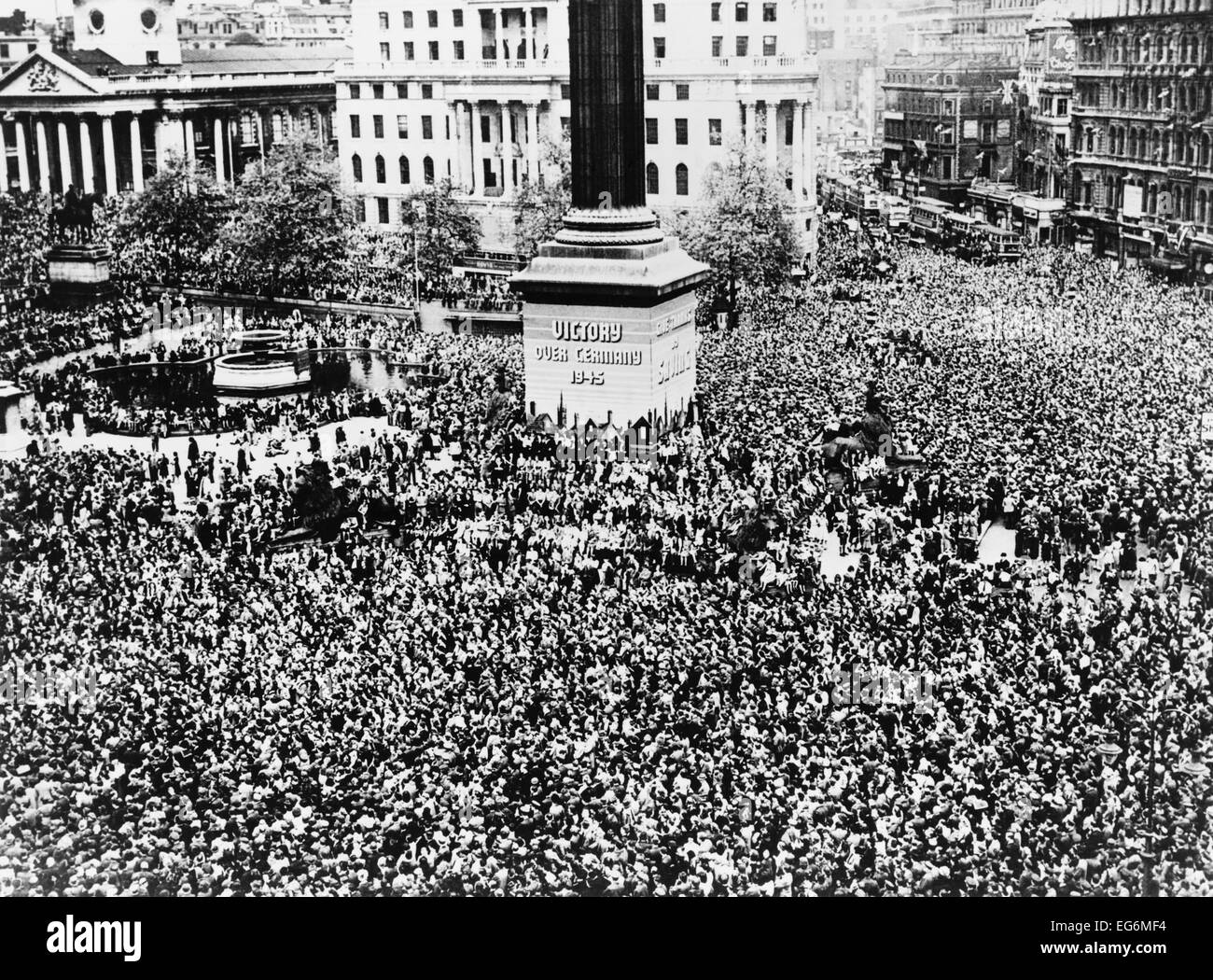 V – E Day Feierlichkeiten in Trafalgar Square, London, 7. Mai 1945. Sieg in der Europa-Tag, dem 2. Weltkrieg. (BSLOC 2014 8 104) Stockfoto