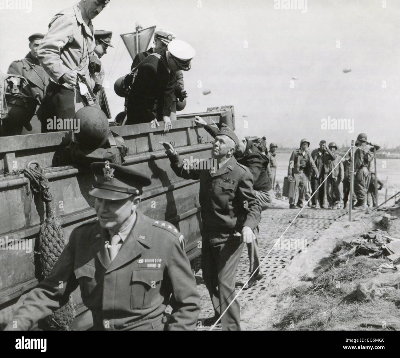 US-Chefs machen Inspektion in Frankreich eine Woche nach dem d-Day-Invasion in der Normandie. 14. Juni 1944. Fuß neben Fahrzeug: Stockfoto