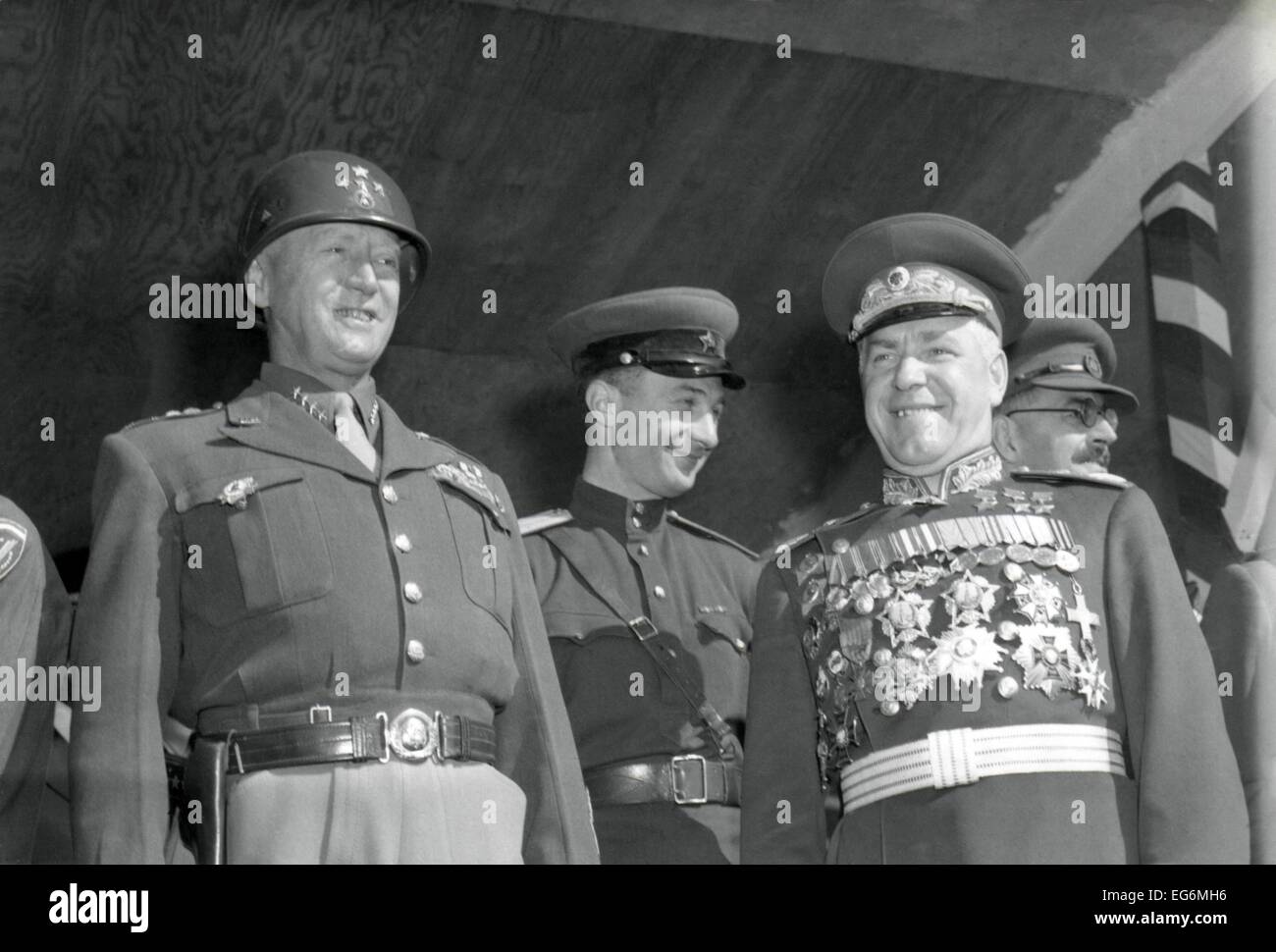 General George S. Patton (links) und Sowjet-Marschall Gregory Zhukov überprüfen Sie Truppen in Berlin. Soldaten der vier Nationen marschierten in Stockfoto