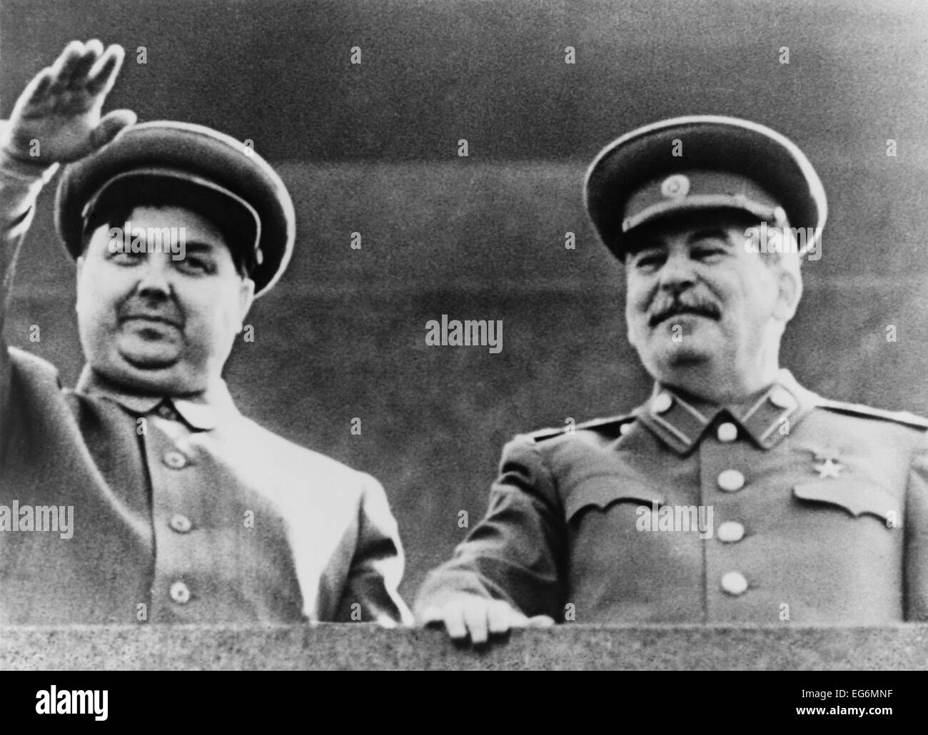 Joseph Stalin und Georgi Malenkov, gerade Maifeiertag Parade in Moskau im Jahr 1949. Malenkow überwacht die Übernahme der deutschen V2 Stockfoto