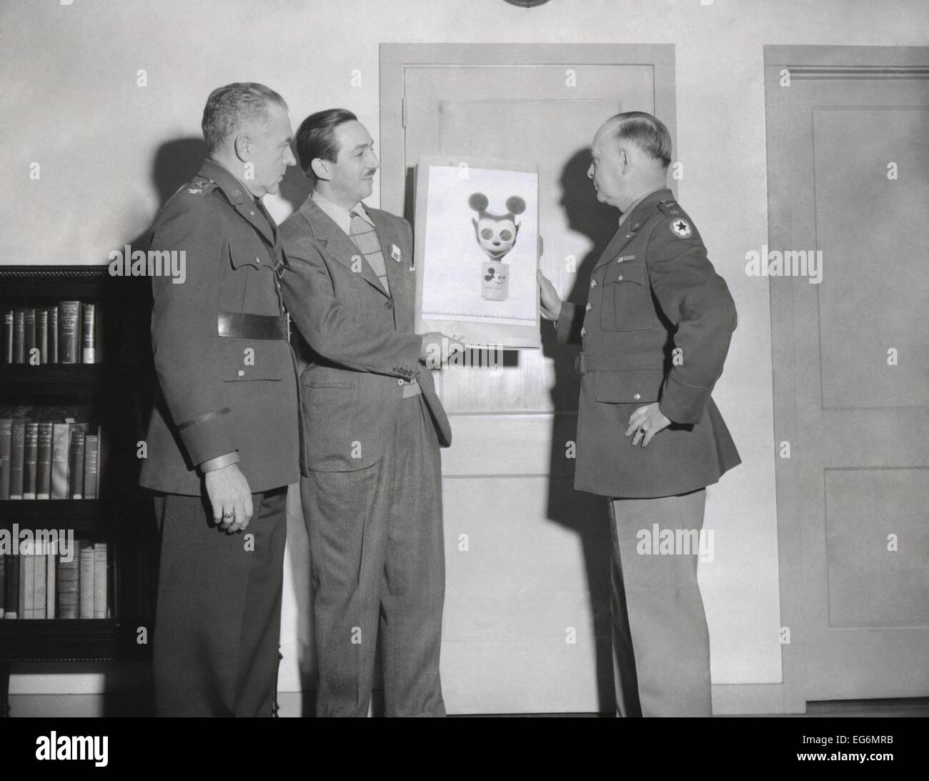 Walt Disney zeigt eine Skizze der Mickey Mouse Gasmaske chemische Kriegsführung Offizier. General William N. Porter und Zivilschutz Stockfoto