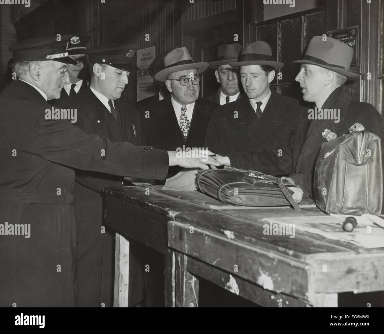 Verurteilter Spion, American Tyler Kent, nach seiner Entlassung aus dem Gefängnis in Großbritannien in die USA zurückkehren. 4. Dezember 1945. Kent, A Stockfoto