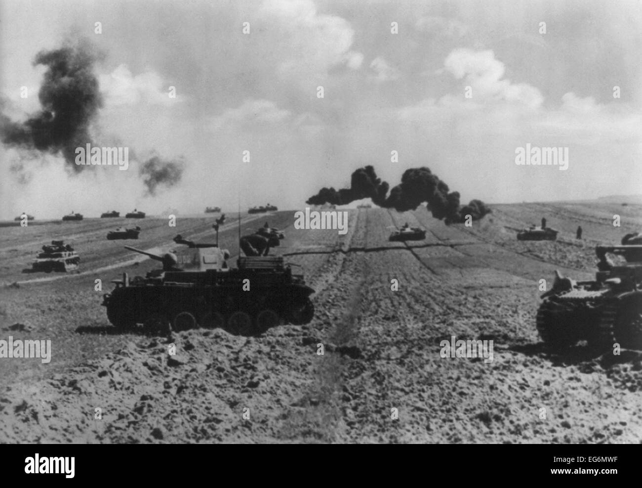 Deutsche Panzer überqueren flache Feldern in der Ukraine im Juni / Juli 1941. In der Sowjetunion während des 2. Weltkrieges. (BSLOC 2014 8 3) Stockfoto