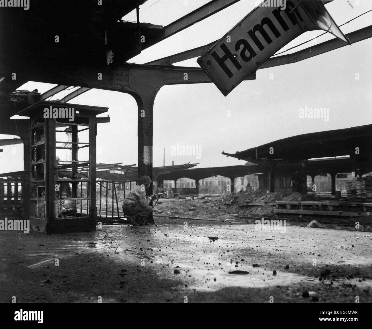 US-Soldat hockt auf dem Bahnhof in der neu aufgenommene Stadt Hamm,  Deutschland. 6. April 1945. Dem 2. Weltkrieg Stockfotografie - Alamy