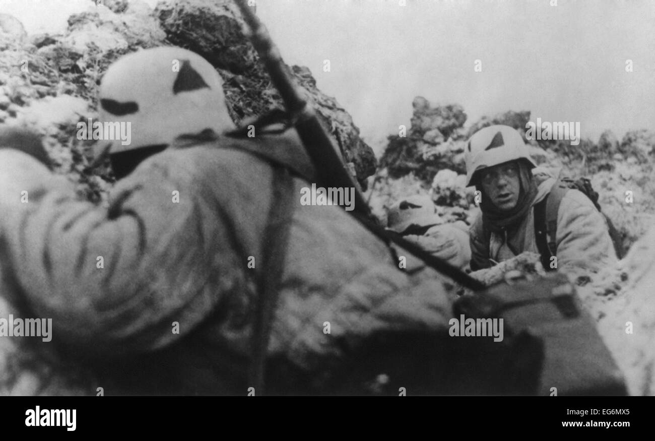 Deutsche Soldaten hinter Erdarbeiten in der Nähe von Leningrad während der sowjetischen (russischen) Bombardement hocken. Ca. 1943 während des 2. Weltkrieges. Stockfoto