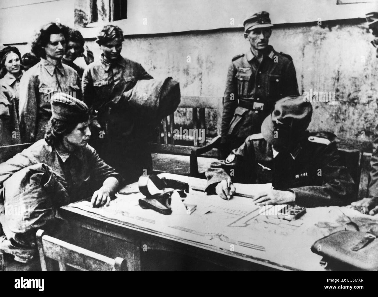 (Russland) Frau Sowjetsoldaten POW wird von einem deutschen Offizier verhört. Sowjetische Frauen Ärzte und Krankenschwestern, serviert auf der Vorderseite Stockfoto