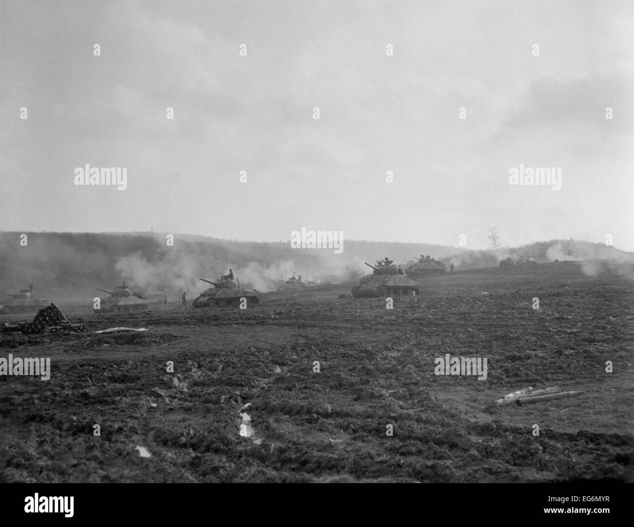 Amerikanische Panzer montiert außerhalb einer deutschen Stadt offenes Feuer zu Beginn eines Angriffs. 16. November 1944. Dem 2. Weltkrieg. Stockfoto