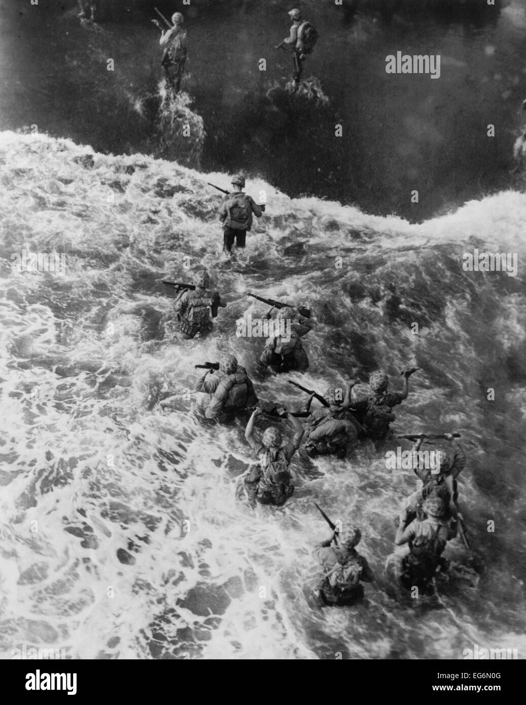 Draufsicht der US-Marines unter dem Strand am Cape Gloucester, Papua-Neu-Guinea. 26. Dezember 1943. Die Invasion war Teil einer Stockfoto