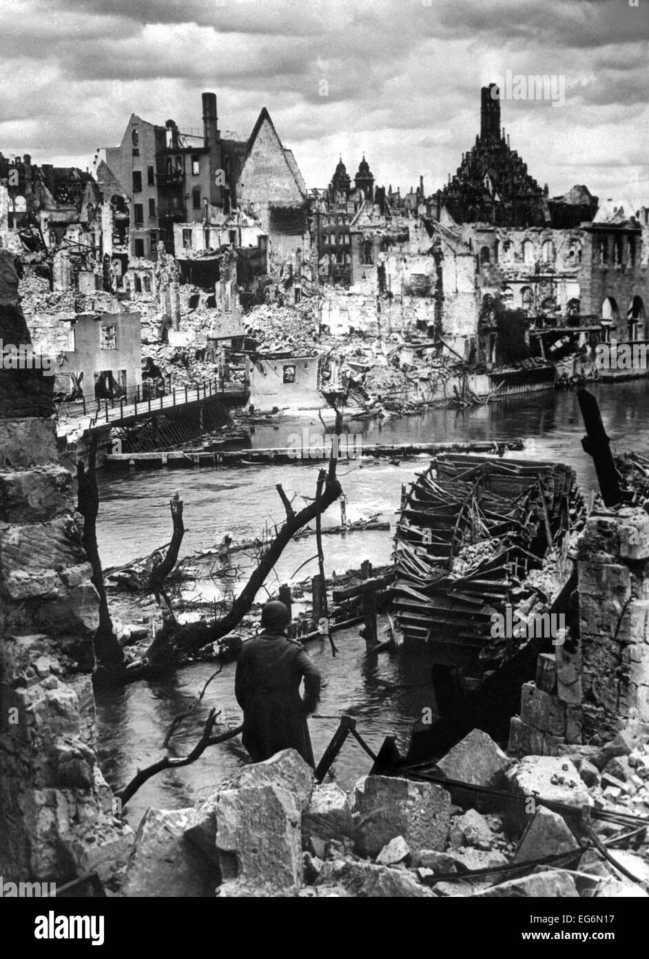 Nürnberg in Schutt und Asche. Die wichtige Industriestadt und das Festivalzentrum der Nazi-Partei, wurde gefangen genommen, 20. April 1945, Stockfoto