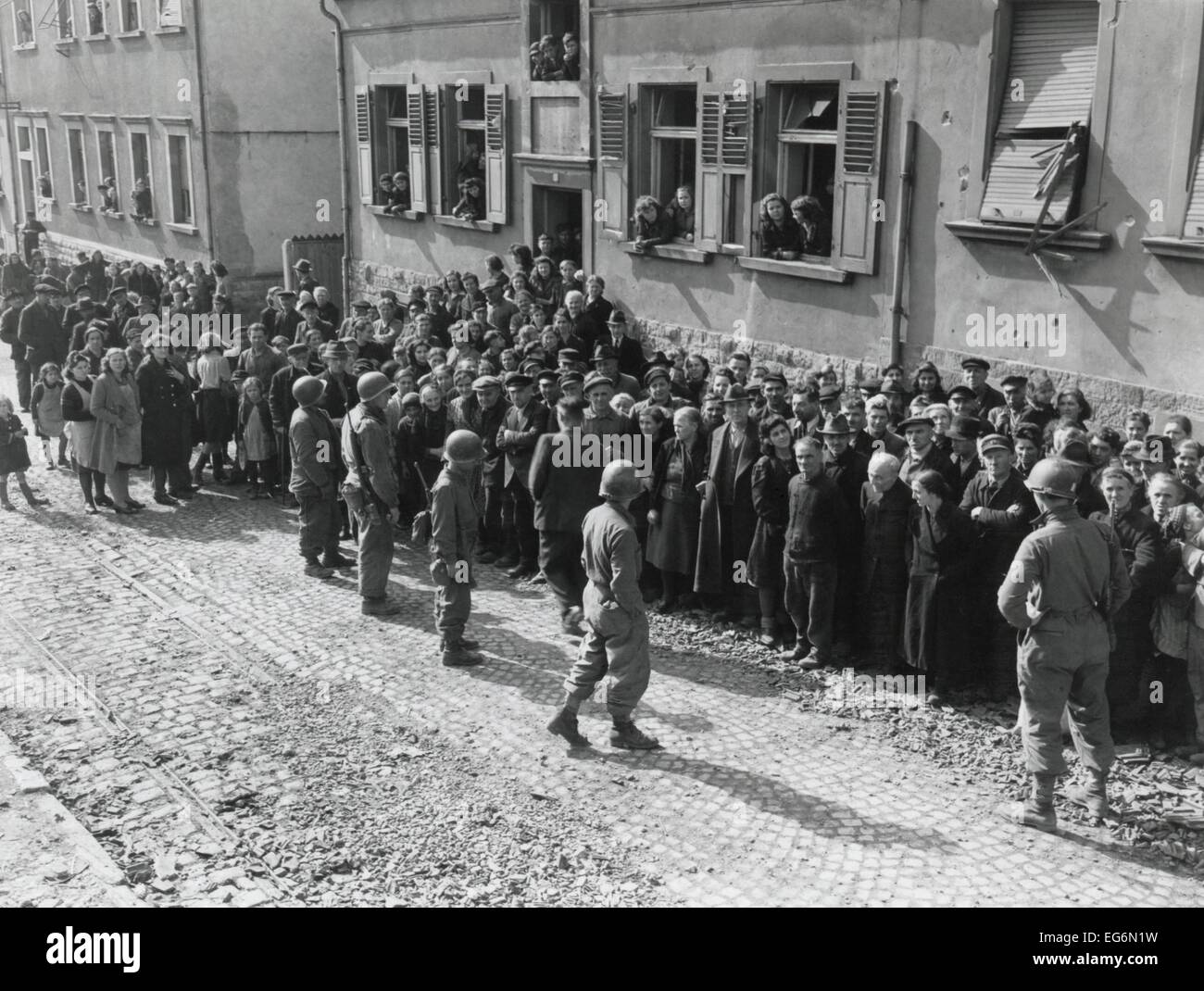 Zivilisten von Ensheim, Deutschland, trotzte der Hitlers Befehl an den NS-Widerstand anzuschließen. Stattdessen wurden sie in safe Stockfoto