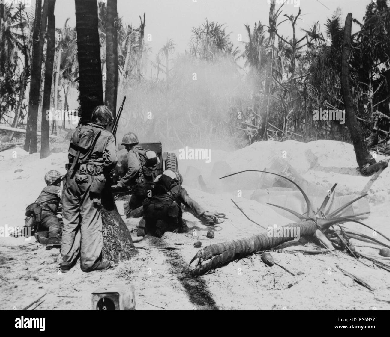 US-Soldaten Strahlen einige Japaner aus einem Bunker auf Kwajalein-Atoll mit einer 37 mm Anti-Tank Waffe. 31. Januar 1944. Marshall Stockfoto
