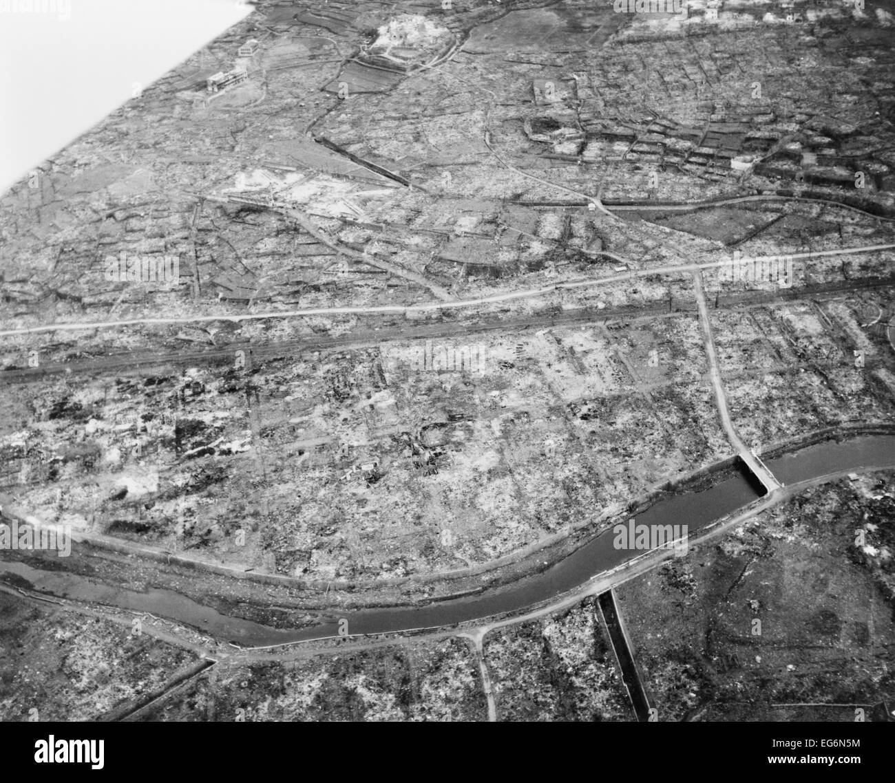 Luftaufnahme von Nagasaki, Japan, nach Atombombardierung von 9. August 1945. Die hügelige Geographie von Nagasaki begrenzt den Schaden für die Stockfoto