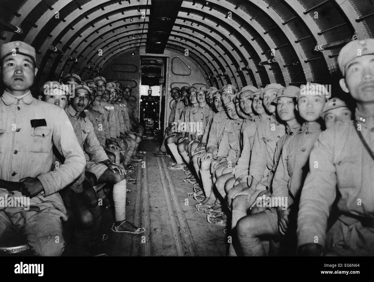 Chinesische Soldaten auf dem Weg nach Indien in einem US-DC-3 Transport-Flugzeug. Ca. 1943. Dem 2. Weltkrieg. (BSLOC 2014 10 132) Stockfoto