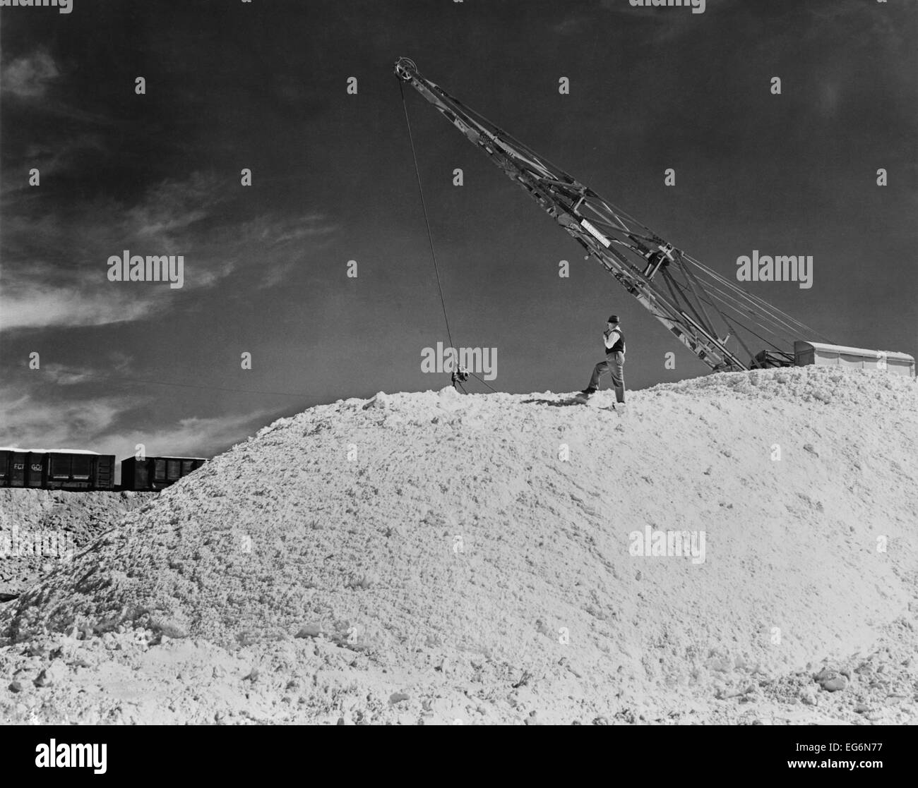 Nitrat-Hügel an Pedro de Valdivia, Chile im Jahr 1944. Die weißliche Substanz, Caliche, war reich an Natriumnitrat. Nitrate sind Stockfoto