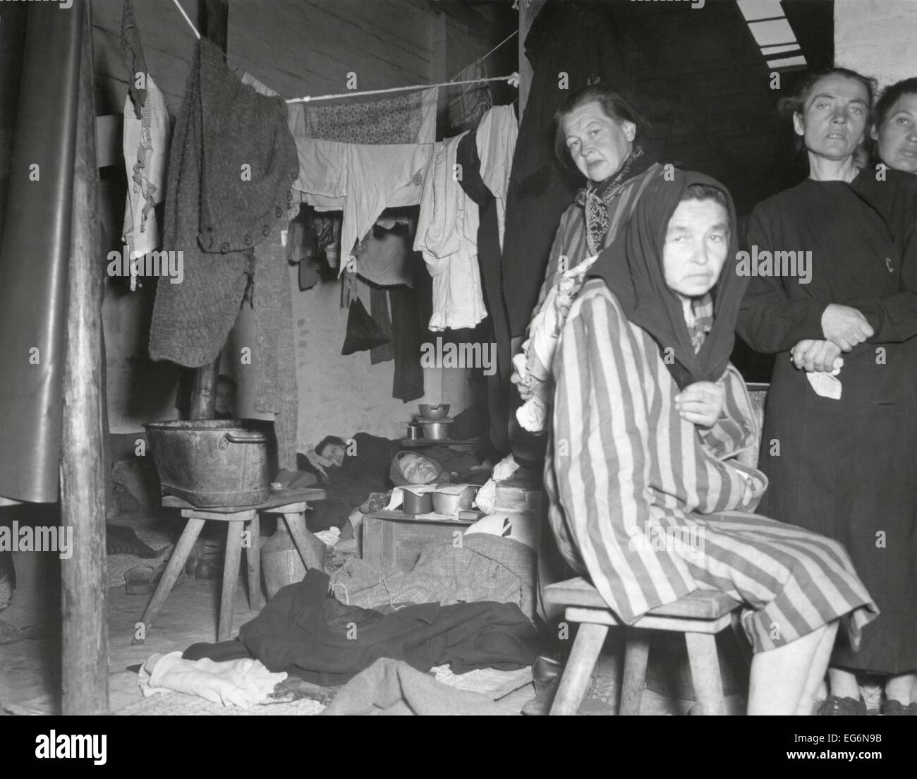 Frauen in ihren Kasernen im ehemaligen Nazi-Gefangenenlager in Bergen-Belsen, Deutschland befreit. Die Frauen wurden Vertriebene unter der Stockfoto
