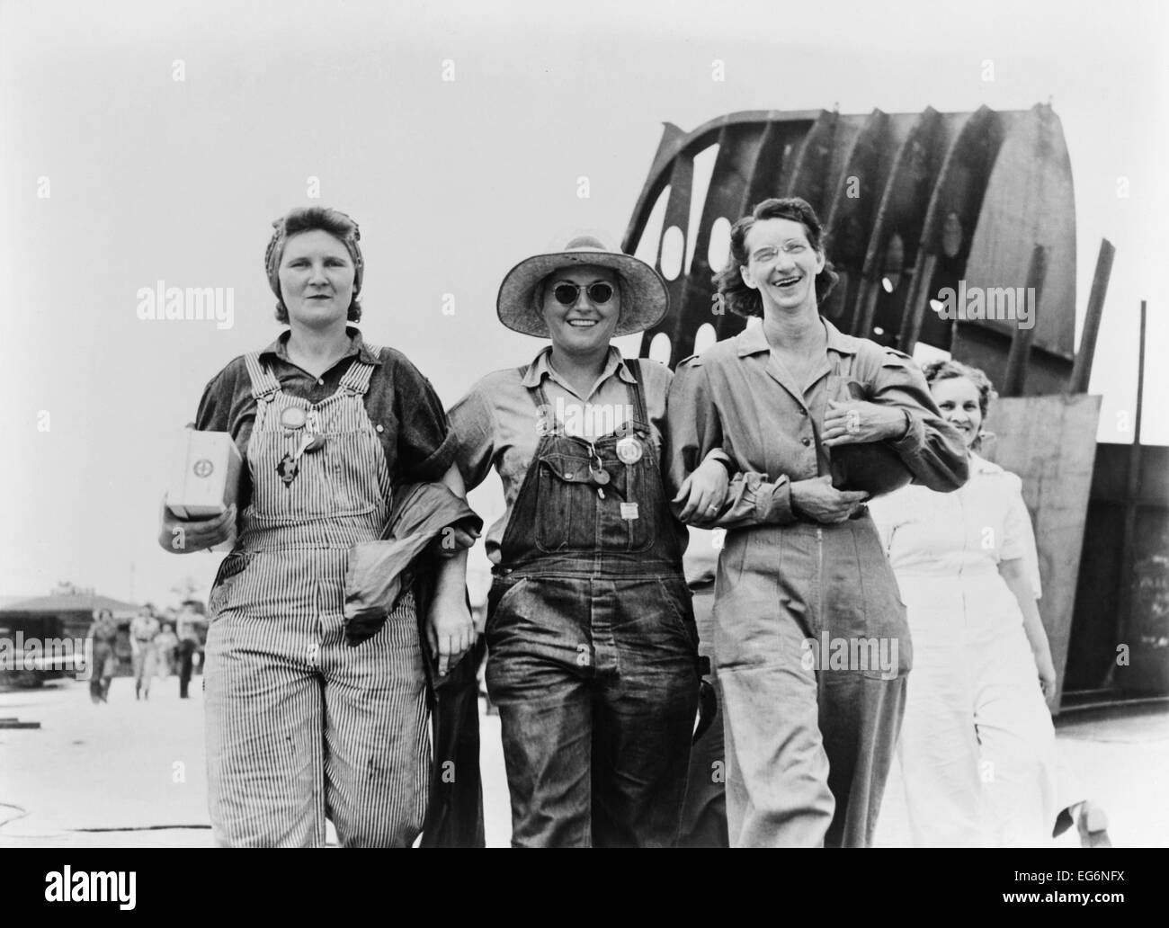 Drei Frauen Werftarbeiter auf ihr Mittagessen brechen in Texas. Ca. 1940-44. Dem 2. Weltkrieg. (BSLOC 2014 10 218) Stockfoto