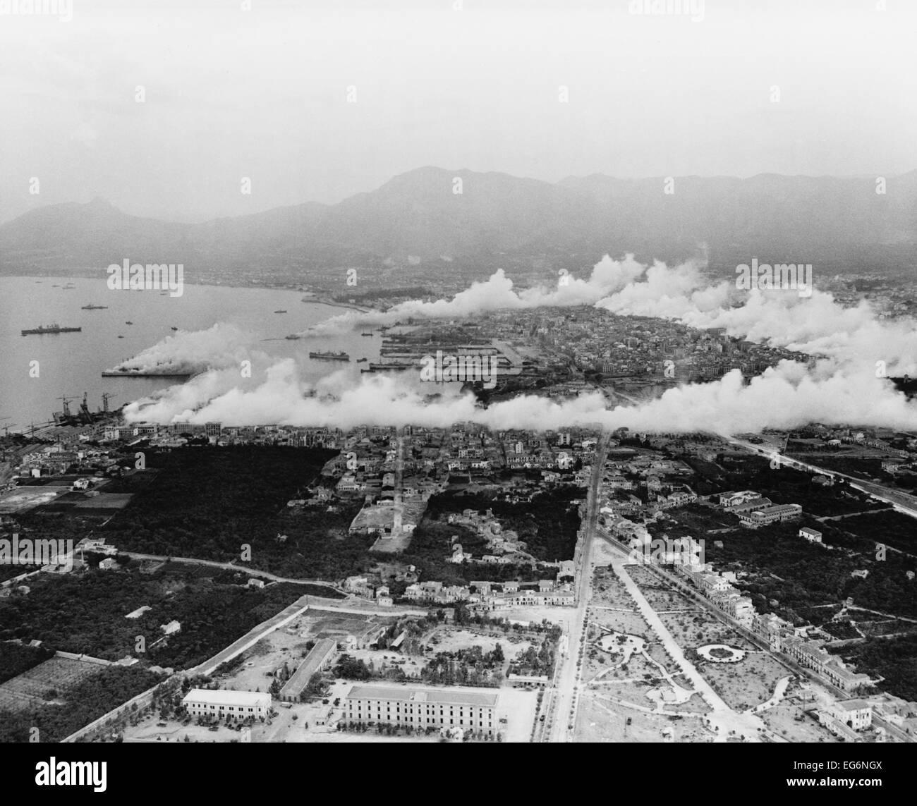 Chemische Kriegsführung Zweig der US-Armee bedeckt Palermo mit einer schützenden Deckmantel. 27. September 1943. Dem 2. Weltkrieg. Stockfoto