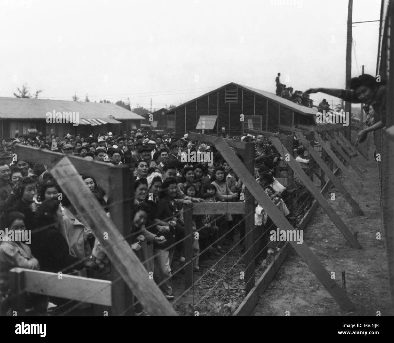 Japanische Amerikaner hinter Stacheldrahtzaun winken für Freunde verlassen Santa Anita Camps in einem Zug. Von 1942 bis 1944, Santa Stockfoto