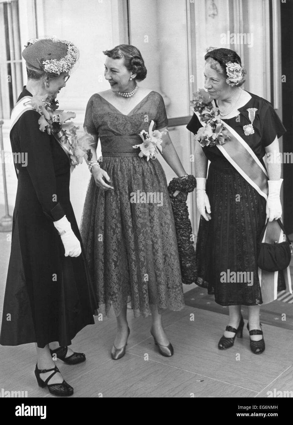 First Lady Mamie Eisenhower begrüßt Töchter der amerikanischen Revolution. L-r: Incoming Präsident, Mrs. James Patton; Mrs. Stockfoto