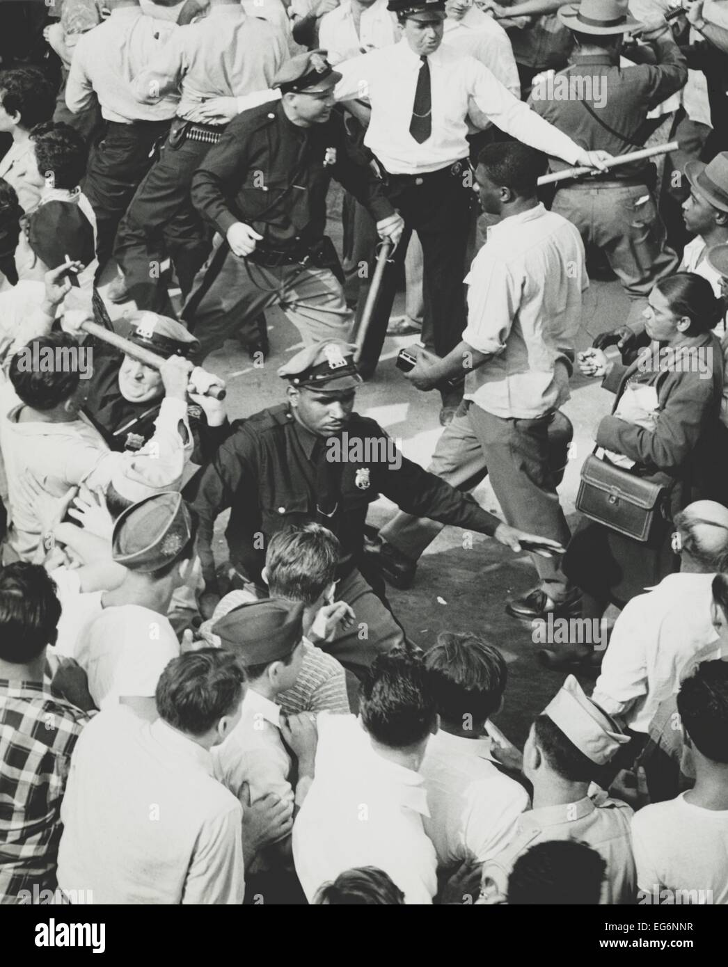 Zwei Linien der Polizei zurückhalten Randalierer, so dass Besucher des Konzerts Paul Robeson zu verlassen. Peekskill, NY 4. September 1949. Stockfoto
