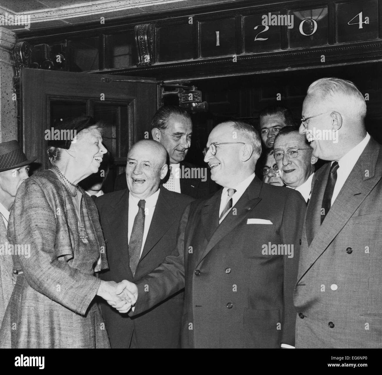 Der ehemalige Präsident Harry Truman und Eleanor Roosevelt vor der Truman Library Ecksteinlegung. 6. Juli 1957. mit ihnen Stockfoto