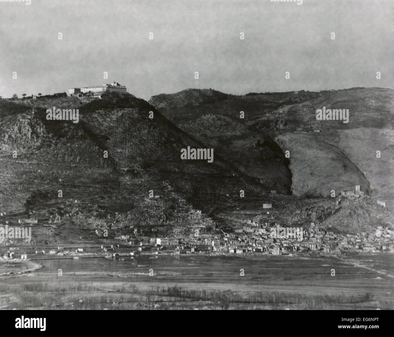 Montecassino, die Website des Klosters von St. Benedikt im 6. Jahrhundert gegründet. 6. Februar 1944. Deutsche Soldaten in unten gegraben Stockfoto