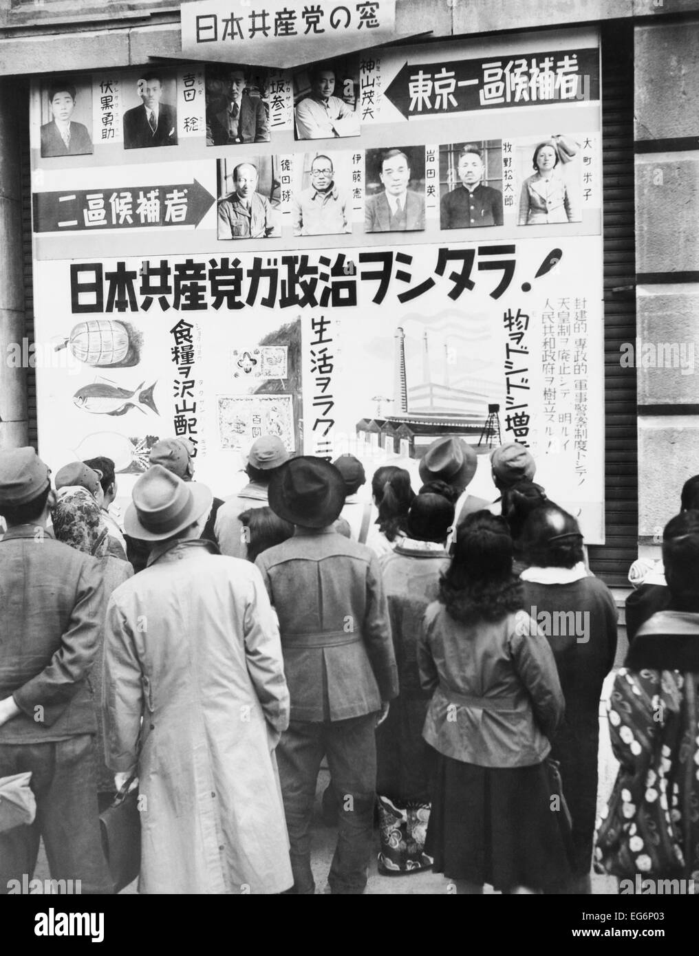 Japaner lesen ein Wahlplakat der kommunistischen Partei außerhalb der Mitsukoshi Kaufhaus. Tokio, Japan. 16. April 1946. - Stockfoto