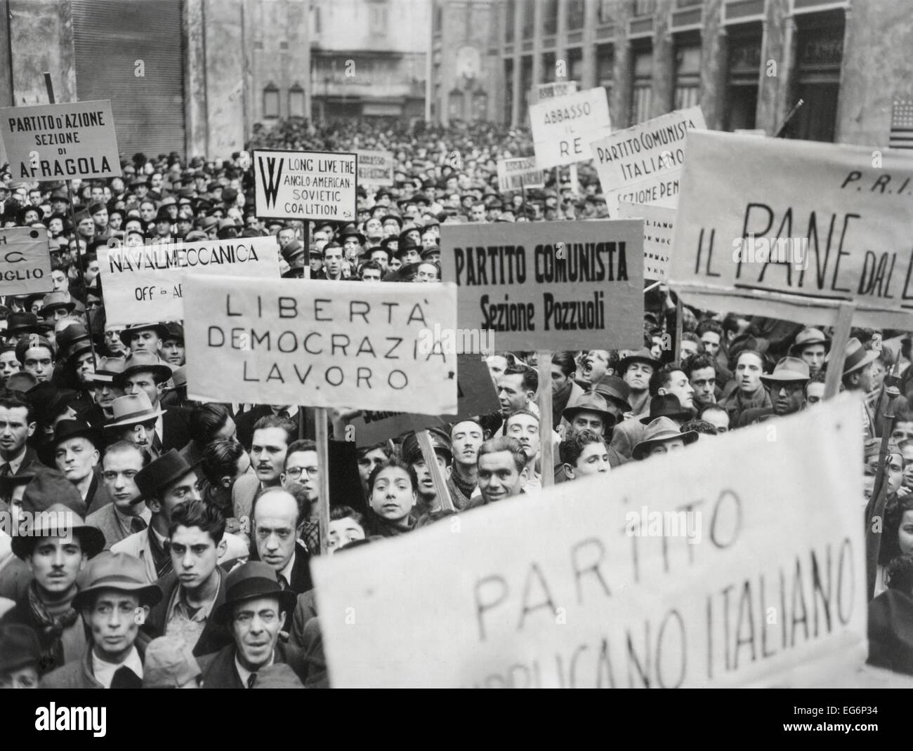 Italienische Männer in Neapel winkte Banner und Schilder, wie sie in Neapel gezeigt. Einige sind für kommunistische Gruppen in der ersten Stockfoto