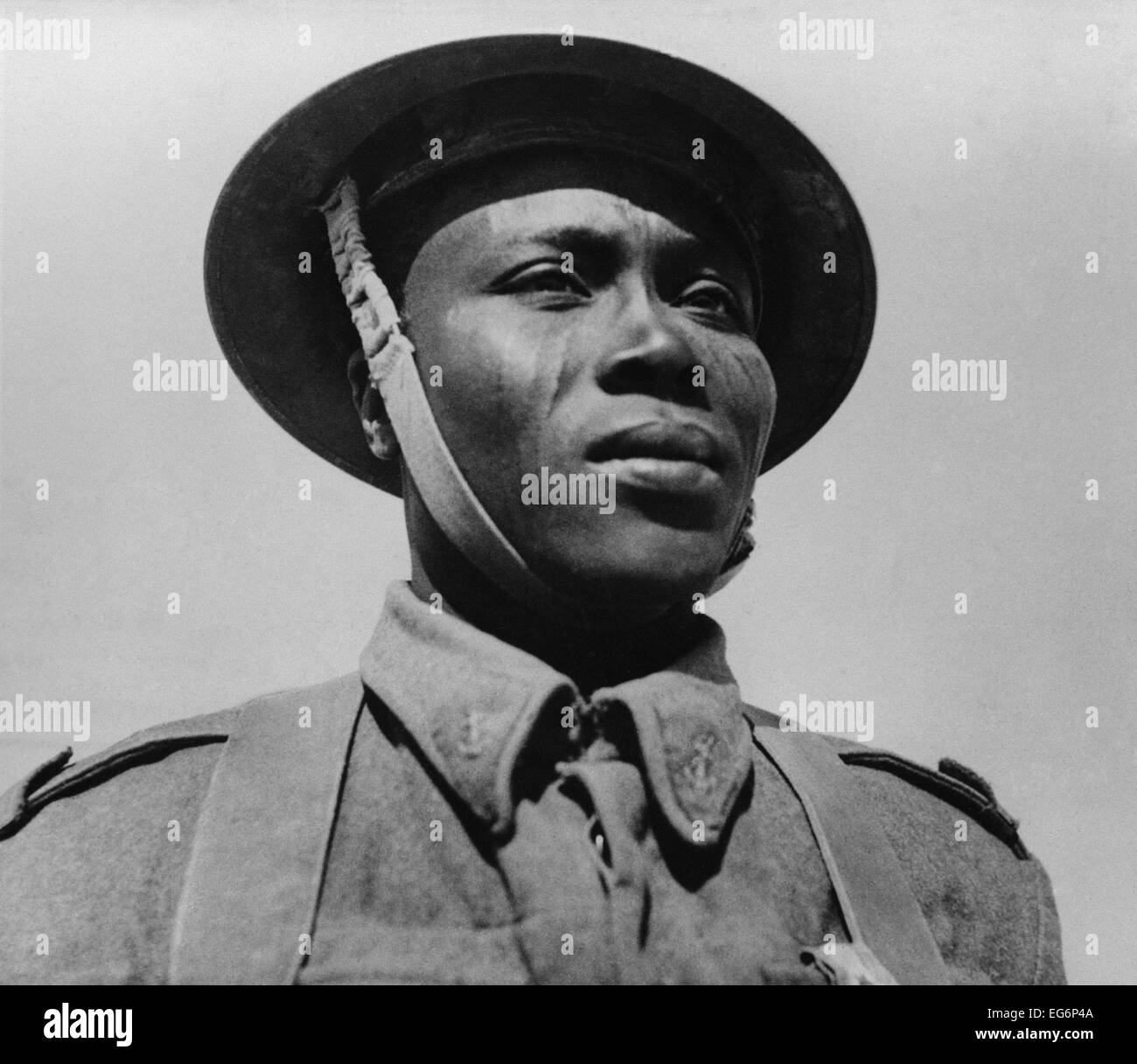 Ein frei Französischer Infanterist, gebürtig aus der Kolonie Tschad, das Croix De Guerre ausgezeichnet wurde. Beachten Sie die Stammes-Scarification seiner Stockfoto