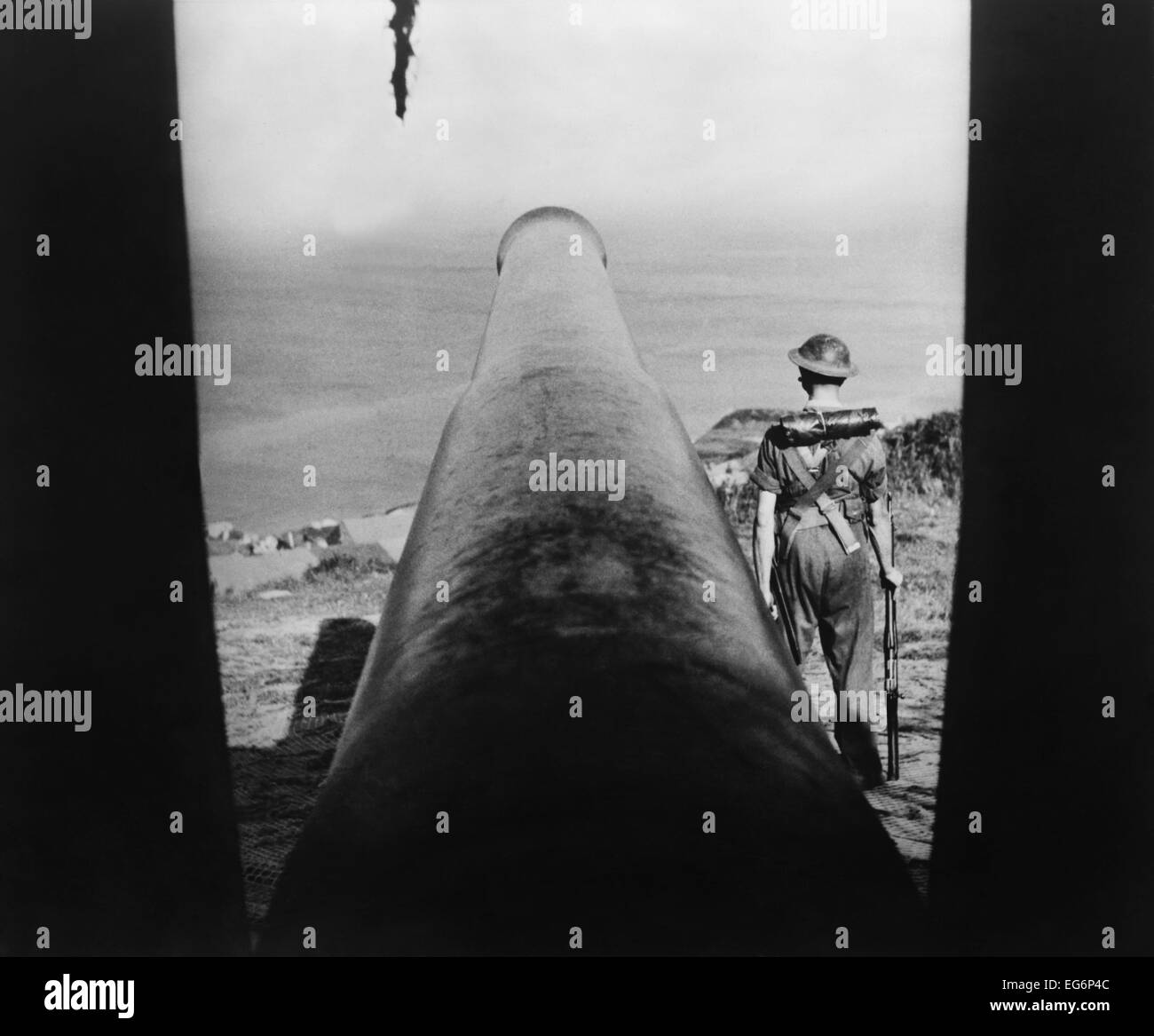 Briefpapier-Kanone und Wache am Ärmelkanal, um deutschen Invasoren 1941 zu erfüllen. Sie kam nie, weil deutsche Antenne Stockfoto