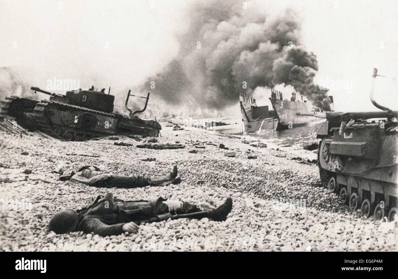 Nachwirkungen des Dieppe Raid des 19. August 1943. Kanadische Soldaten liegen unter zerstörte Landungsboote und "Churchill" Stockfoto