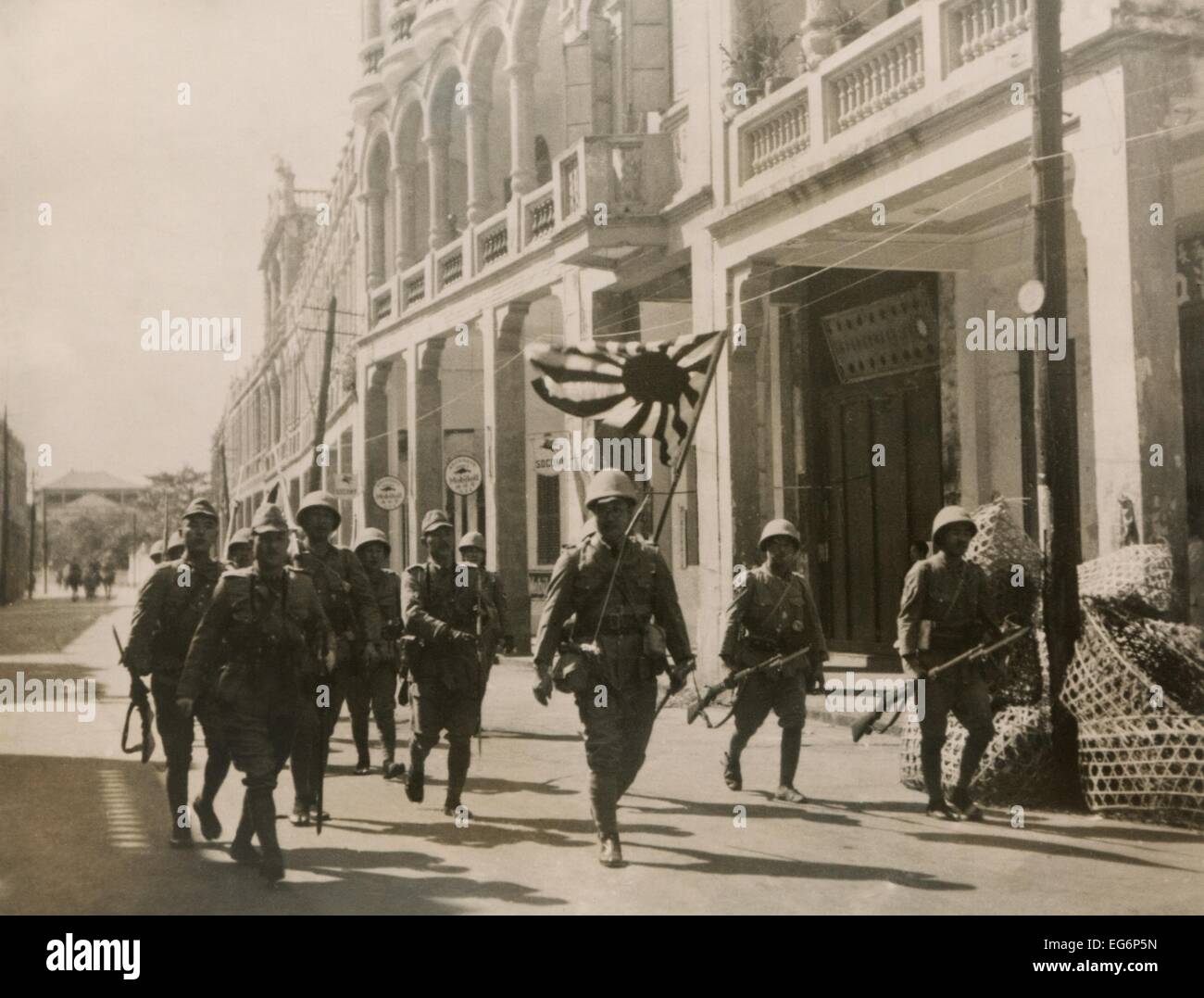 Japanische Truppen März in den Straßen der Insel Hainan mit einer aufgehenden Sonne Flagge. 3. Mai 1939. Chinesischen Kommunisten und der Hainan-Li Stockfoto