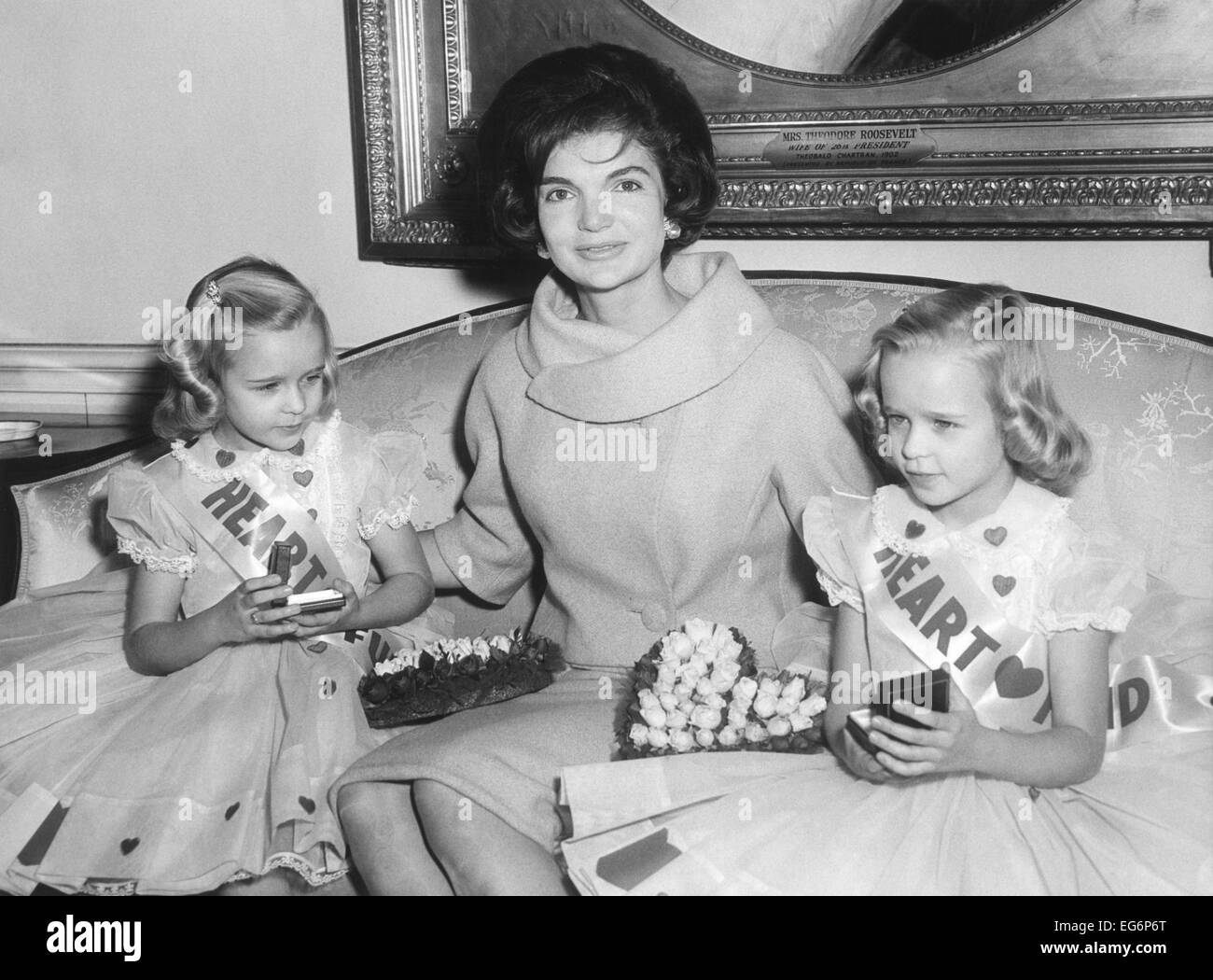 First Lady Jacqueline Kennedy mit American Heart Association Herz Fonds Zwillinge. Die Sitzung mit Donna und Debbie Horst eröffnet. Stockfoto