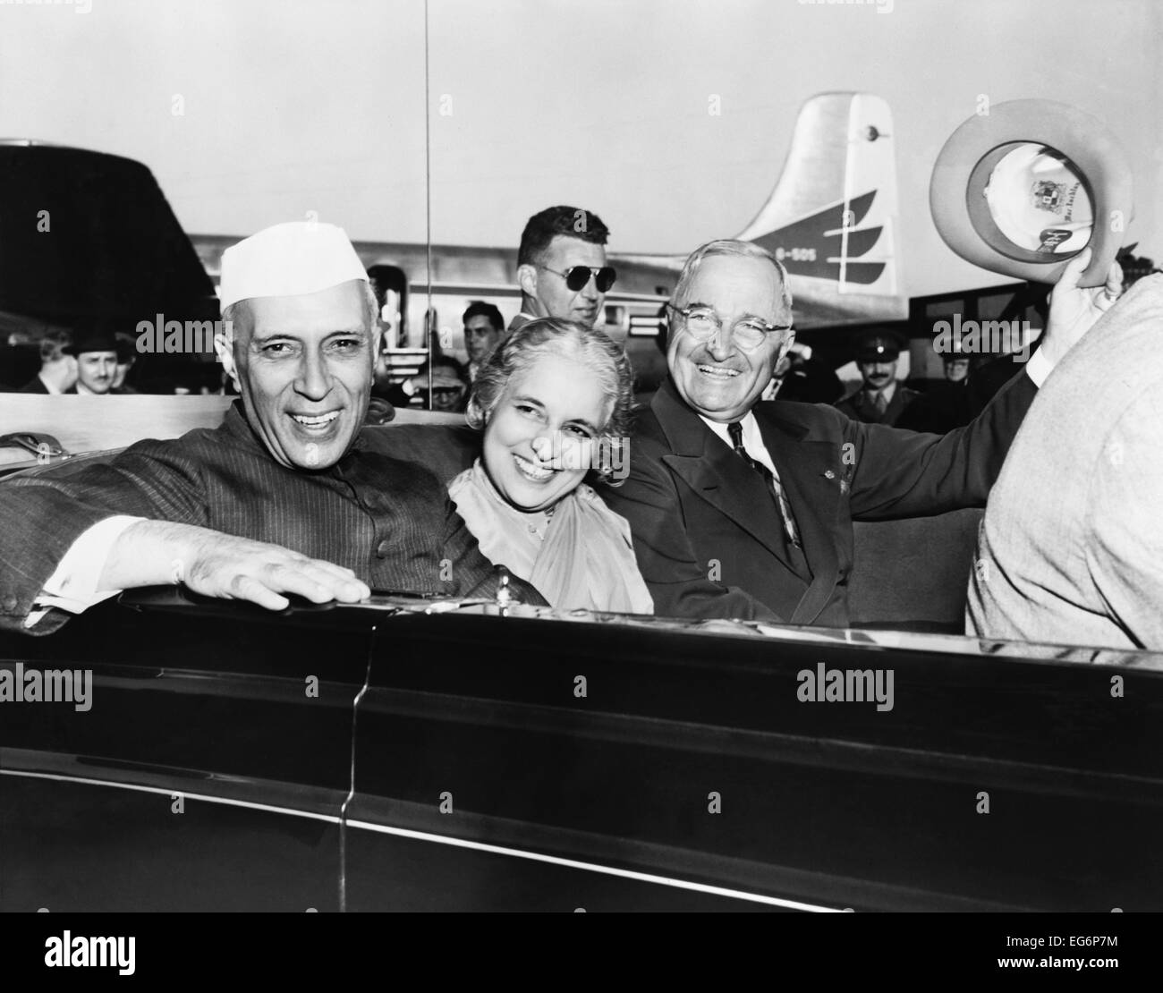 Premierminister Jawaharlal Nehru in Indien und Präsident Harry Truman in offenen Wagen. Zwischen ihnen ist Nehrus Schwester, Madame Vijaya Stockfoto