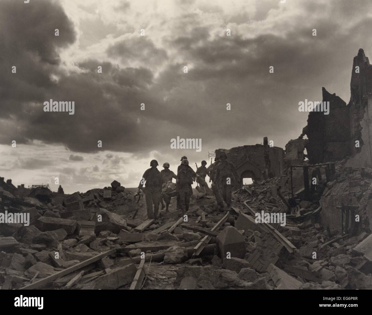 Bahre Träger, St. Malo, Frankreich. Nach 10 Tagen der Schlacht, die alte Festungsstadt wurde gefangen genommen von den deutschen durch US 83rd Stockfoto