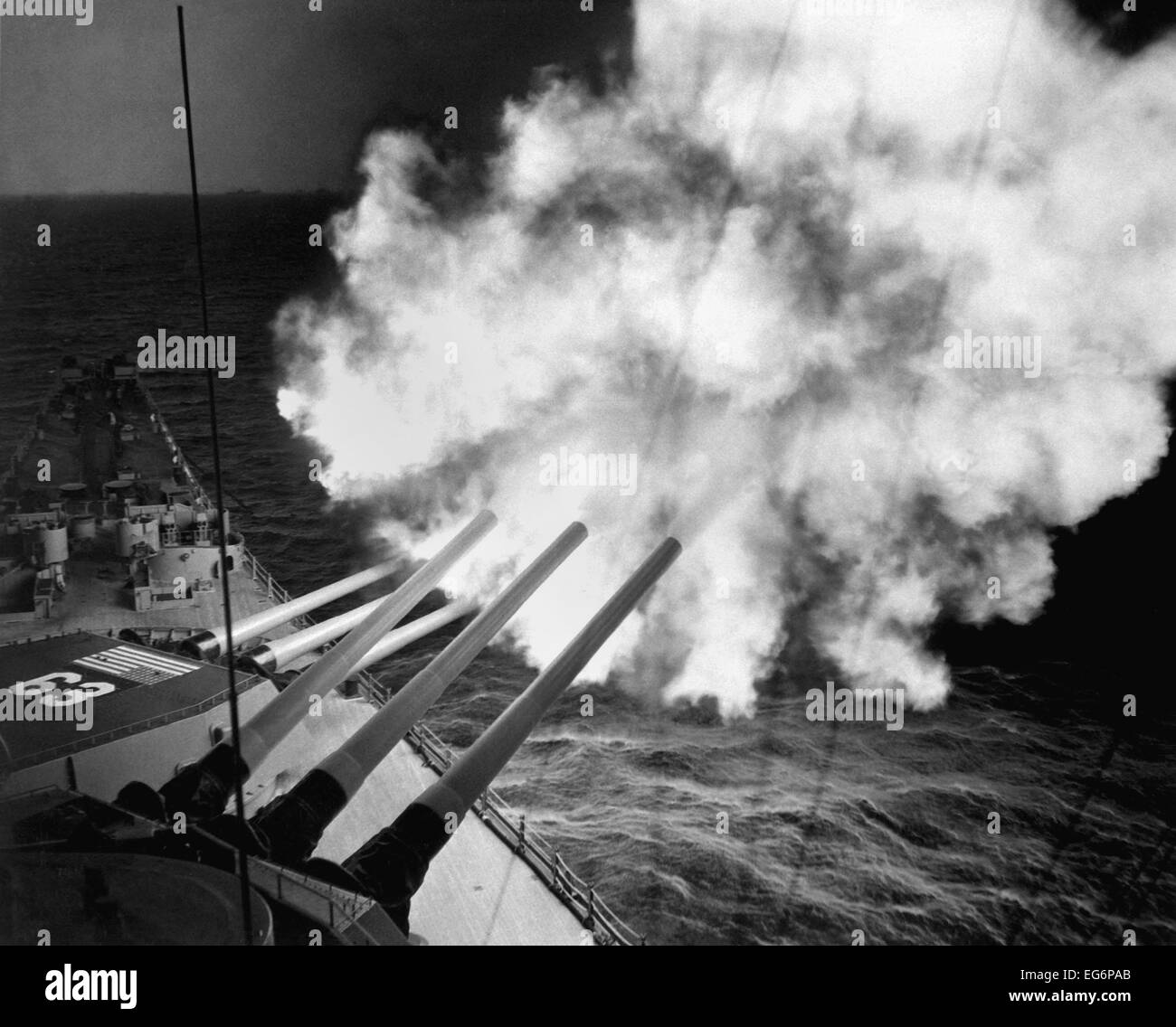 Die USS Missouri feuert 16-Zoll-Schale in feindlichen Linien bei Hungnam. Es gibt 16-Zoll-3-Gun Salve half Halt der chinesischen Truppen des Stockfoto