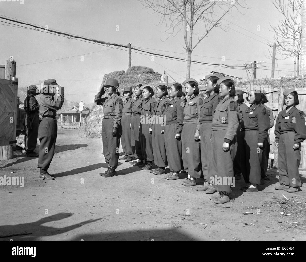 Ein Zug von der koreanischen Frauen Armee bereitet für die Inspektion bei einem Gefechtsstand. Korea-Krieg 1950-53. (BSLOC 2014 11 150) Stockfoto