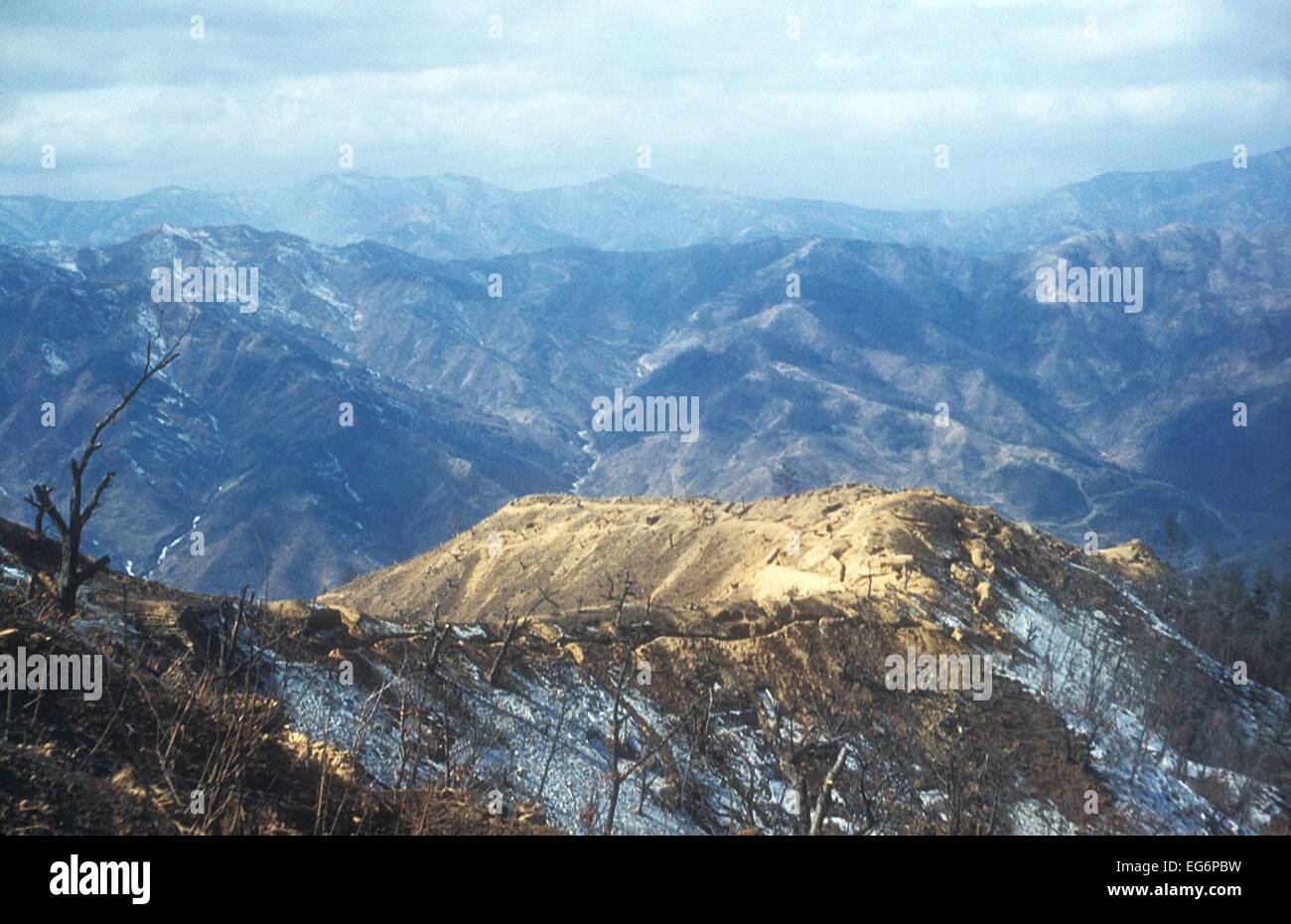 Desolate UN Graben Linie entlang der gebirgigen 38. Breitengrades. Heartbreak Ridge, einer hart umkämpften Position im Sept.-Okt.. Stockfoto