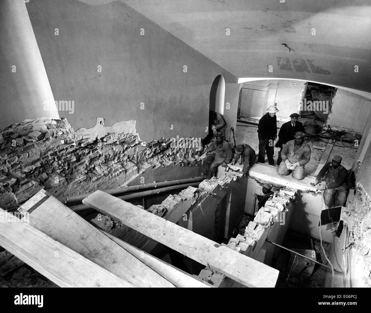 Renovierung des weißen Hauses während der Truman-Administration. Arbeiter, Wiederaufbau der Haupttreppe. 23. Februar 1950. - Stockfoto